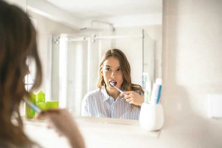 higiene-bucal-tras-un-implante-dental