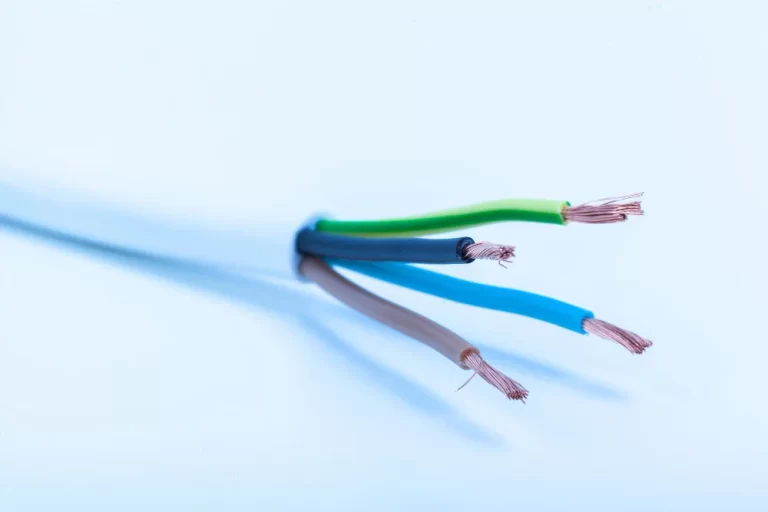 pelar cables dientes